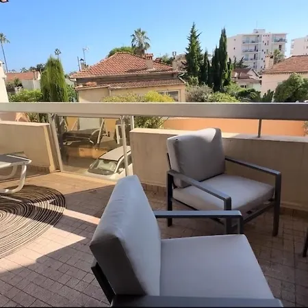 A 200m Des Plages Grand Ouvrant Sur Tres Large Terrasse Apartment Juan-les-Pins