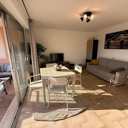 A 200m Des Plages Grand Ouvrant Sur Tres Large Terrasse Apartment